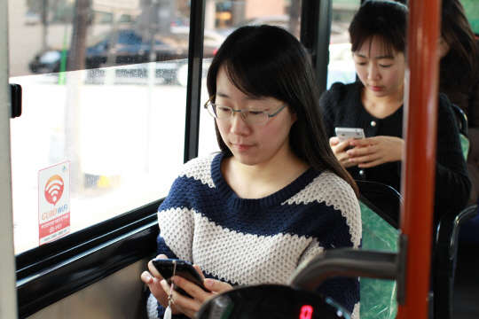 구로구가 전국 지자체 가운데 최초로 관내 전 마을버스에 와이파이존을 구축하고 7일부터 서비스를 시작한다.      구로구 제공